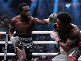 Terence Crawford conecta un impacto sobre Errol Spence Jr. en el combate de box efectuado en la T-Mobile Arena de Las Vegas, Nevada.