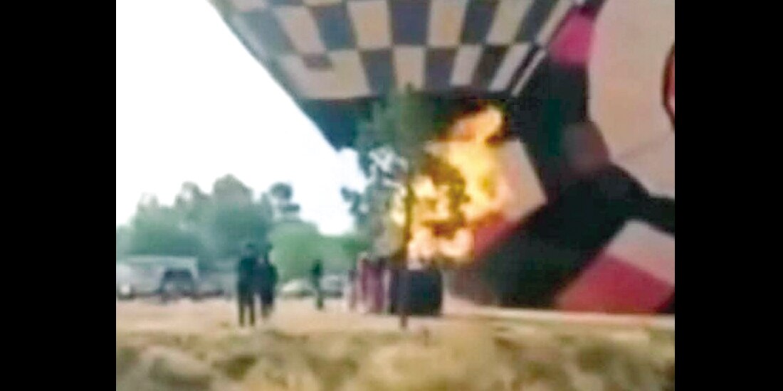 La aeronave aún estaba incendiada cuando cayó durante un evento, ayer.