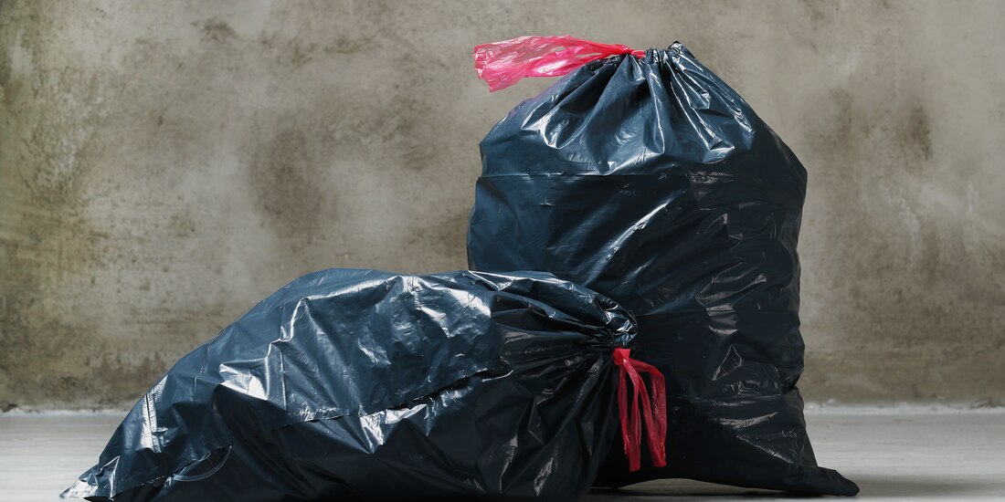 Detuvieron a dos personas por tirar basura.