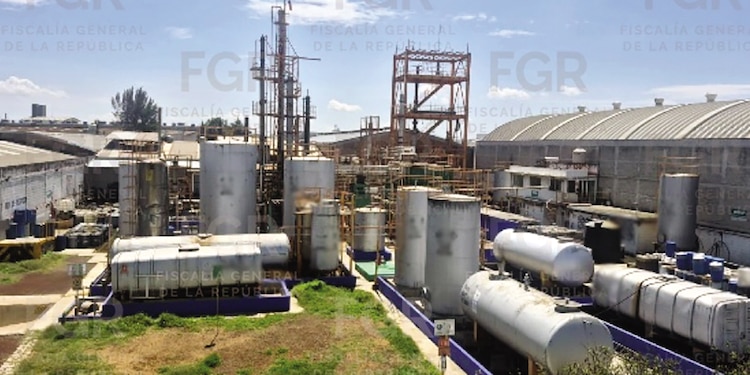 CENTRO de procesamiento de combustible asegurado por la FGR en Tizayuca, Hidalgo, ayer