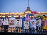 Mitin de padres de los 43 normalistas de Ayotzinapa, ayer frente a Palacio Nacional.
