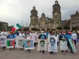 Padres de los normalistas en el Zócalo