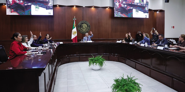 EL CONGRESO de Sinaloa, ayer, en sesión extraordinaria para definir licencia de Rocha Moya al cargo