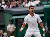 Novak Djokovic celebra tras avanzar a la final de Wimbledon
