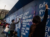 Como protesta contra las vallas que protegen Palacio Nacional, mujeres y colectivos feministas pintaron el muro conmemorando a las víctimas de feminicidio