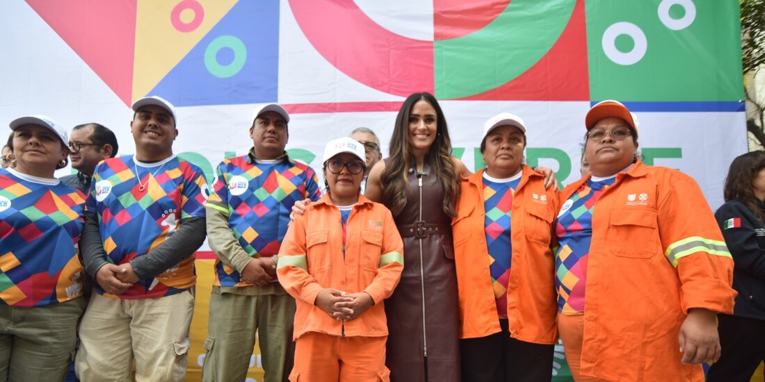 Alessandra Rojo de la Vega con trabajadores de la demarcación.