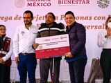 Ricardo Gallardo Cardona entrega las primeras tarjetas de pensión en un emotivo evento.