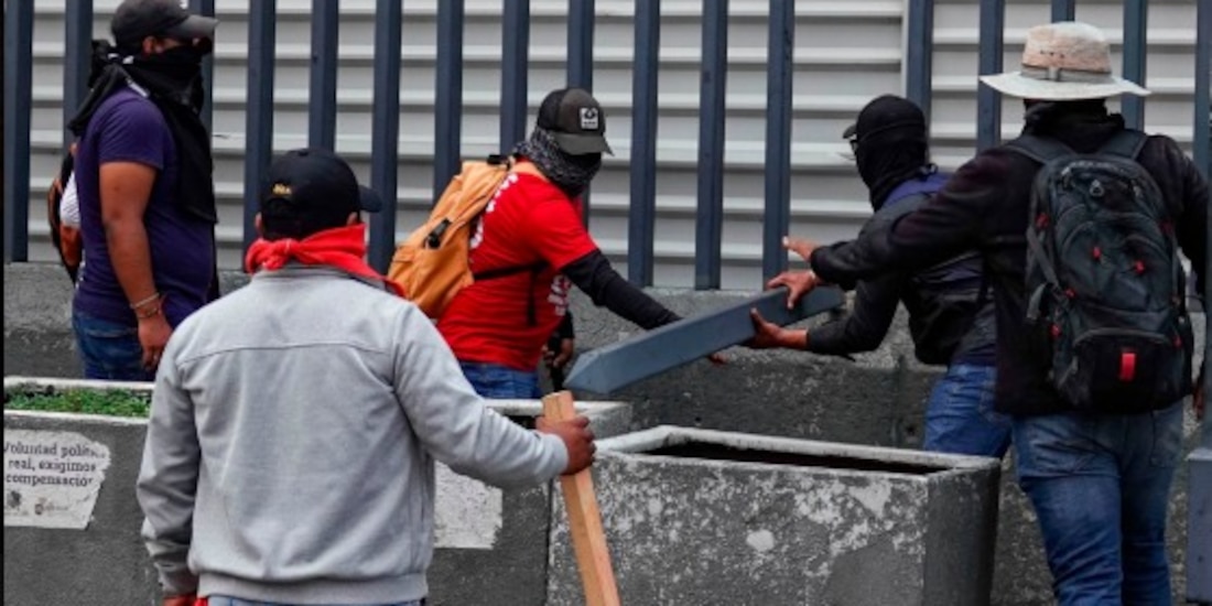 Integrantes de la CNTE este miércoles en instalaciones de la SEP.