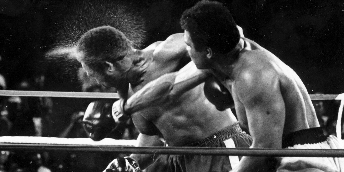 George Foreman recibe un golpe de Muhammad Ali en la histórica pelea entre ambos, el 30 de octubre de 1974.