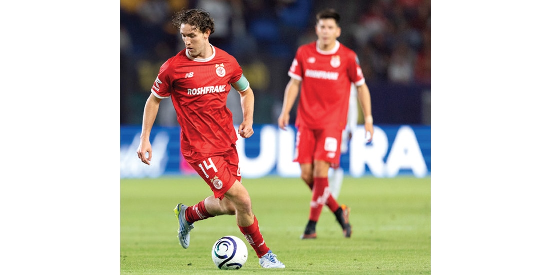 Momento exacto en el que entra Marcel Ruiz, al campo, ayer.