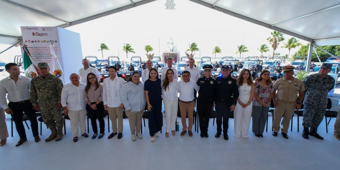 Mara Lezama entrega motocicletas, patrullas, cámaras y uniformes para reforzar seguridad en Quintana Roo.