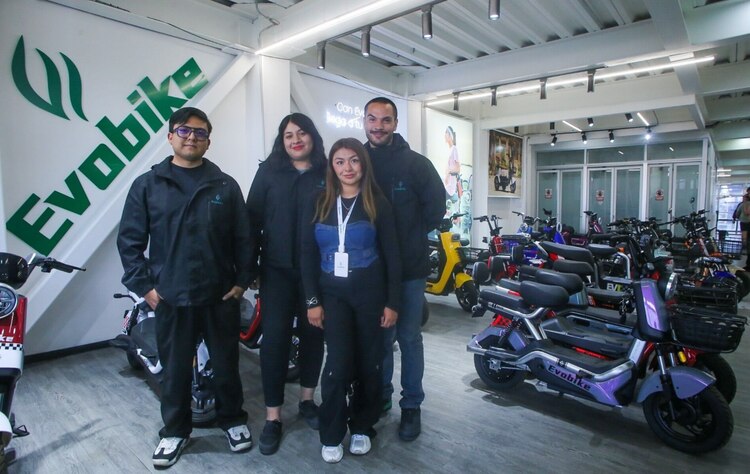 Vanessa Cruz e integrantes del equipo de Evobike, el 30 de marzo.