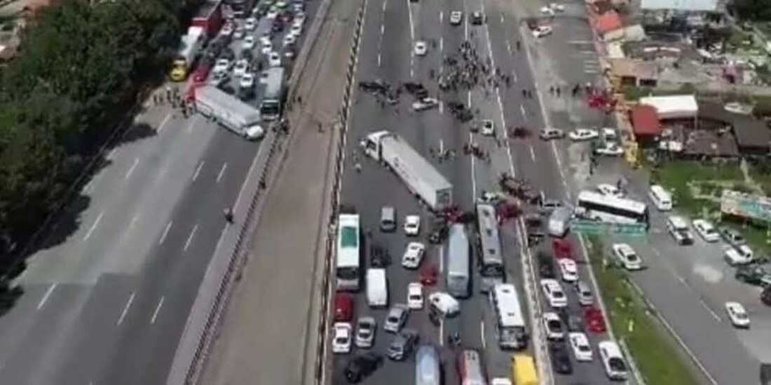 Después de varias horas de bloqueo, manifestantes liberan la México-Toluca