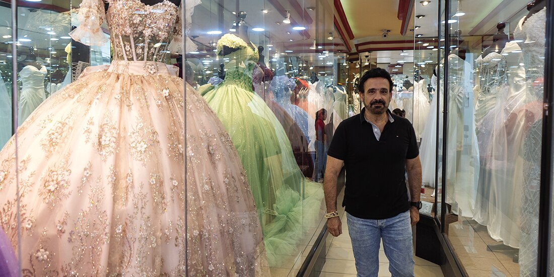 José luis Santiago camina por el interior de su negocio de vestidos de novia, ayer.