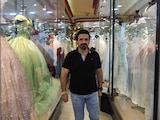 José luis Santiago camina por el interior de su negocio de vestidos de novia, ayer.