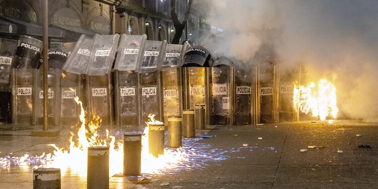 Encapuchados atacaron a policías y edificios públicos y privados, ayer.