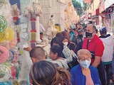 Tras dos años de restricciones, en el callejón en donde se visten los Niños Dios se registraron alglomeraciones, ayer.