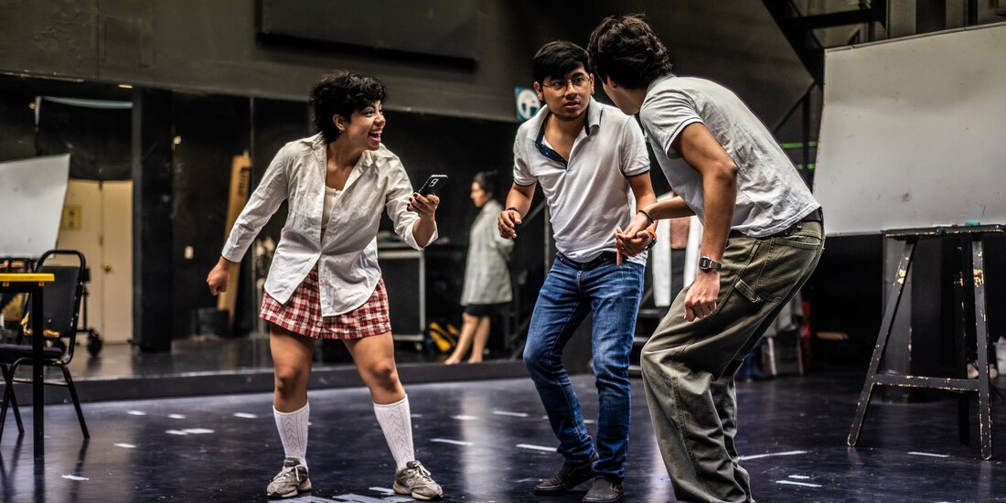 Parte del elenco de la obra La fábula del todo.