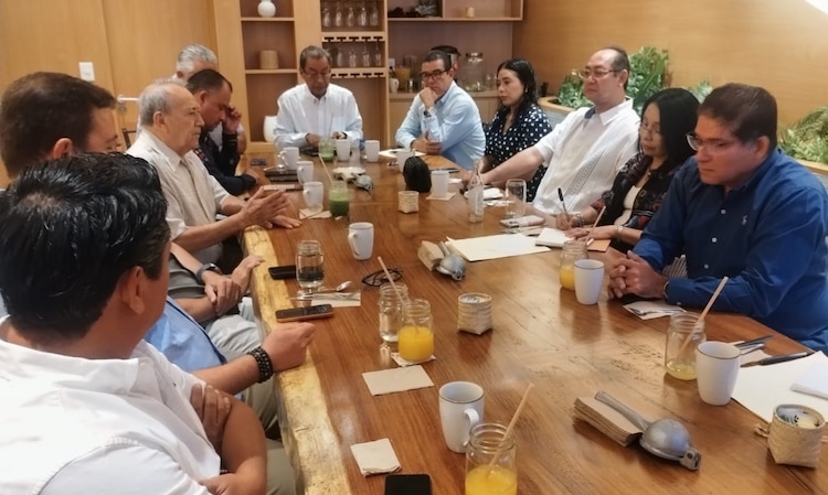 Esthela Damián Peralta durante el encuentro con líderes del sector hotelero en Acapulco.