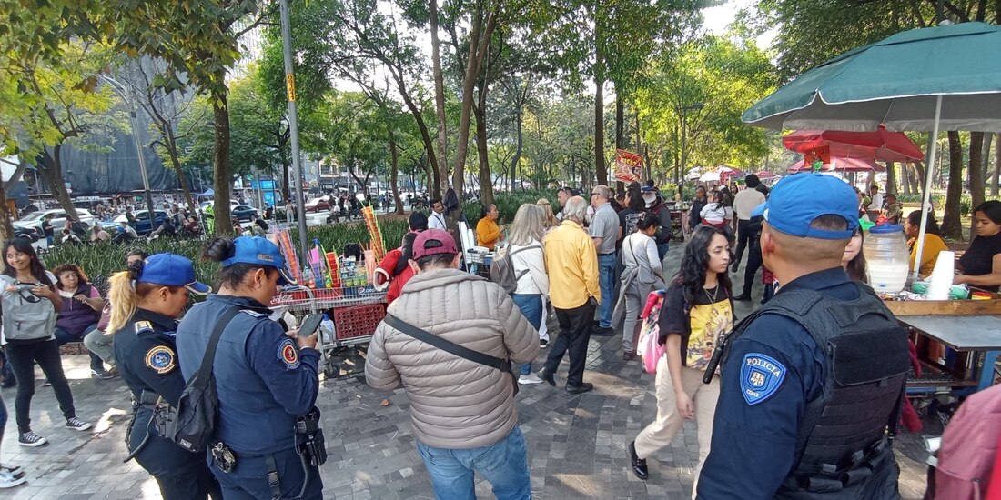 En la imagen, elementos de la SSC frente a vendedores ambulantes en la Alameda Central.