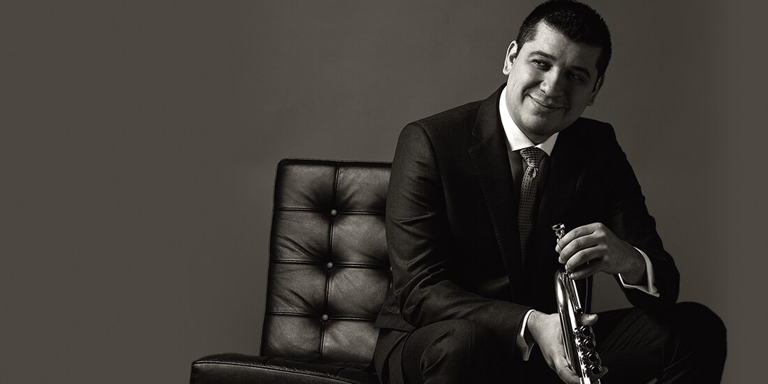 Pacho Flores posando en una sesión fotográfica