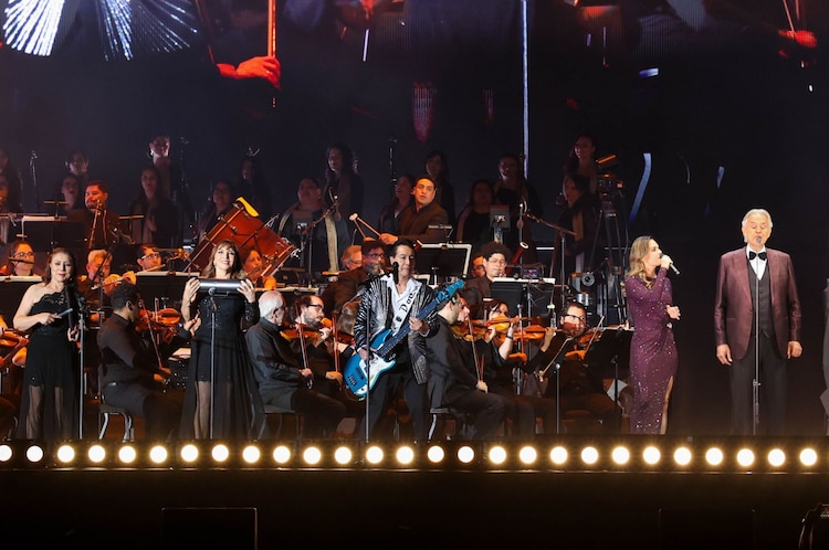Los Ángeles Azules acompañaron al tenor italiano Andrea Bocelli durante su concierto gratuito en el Zócalo.