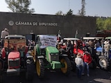 Campesinos arribaron en tractores y camiones a las inmediaciones de la Cámara de Diputados para protestar contra la llamada Ley de Aguas