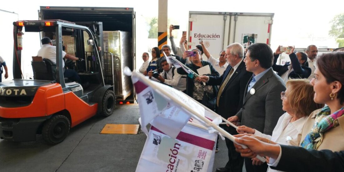 LOS TITULARES de la SEP, Mario Delgado (c.), y Conaliteg, Victoria Guillen Álvarez, ayer, en Tlalnepantla, Edomex.