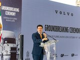 Samuel García, gobernador de Nuevo León, celebra el inicio de la planta Volvo Trucks y Mack; destaca la confianza en el estado como centro industrial clave.