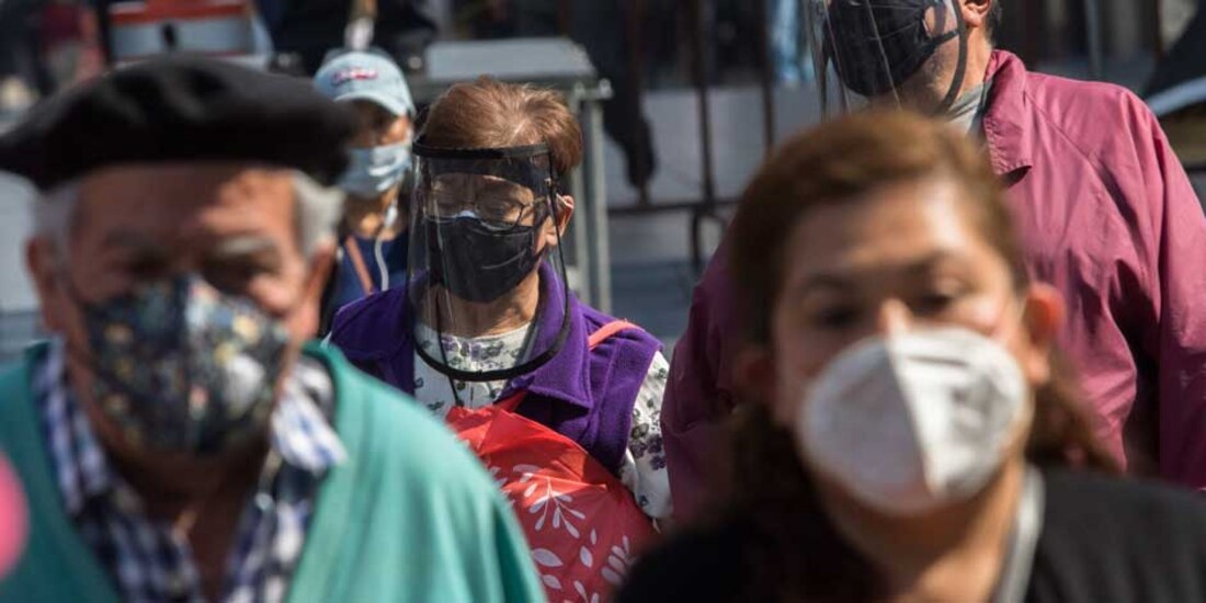 Adultos mayores utilizan cubrebocas y caretas durante su andar por el Centro Histórico de la CDMX para protegerse del COVID-19