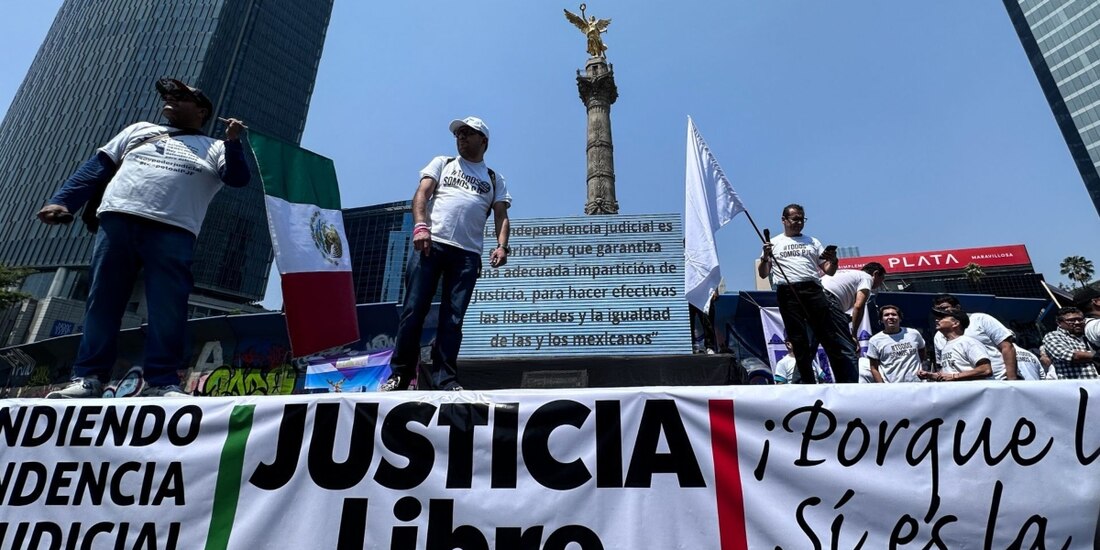 Trabajadores del Poder Judicial de la Federación realizan una concentración en el Ángel de la independencia de manera pacífica.