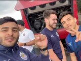 Jugadores de Chivas se tomaron fotos con algunos aficionados en la carretera rumbo a Toluca.