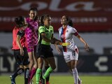 Carolina Jaramillo, capitana de Chivas, después de patear a Jazmín Enrique, defensa del Querétaro, en choque de la Fecha 5 de la Liga MX Femenil.