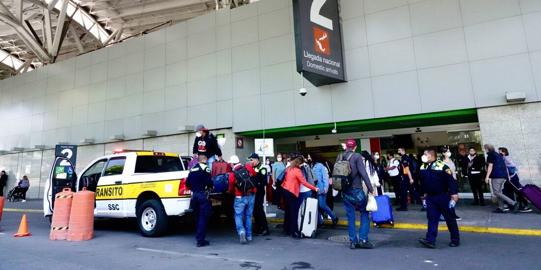 Pasajeros en el AICM.