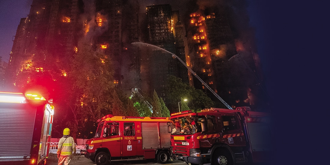 Bomberos trabajan para extinguir un incendio en un complejo residencial en Tai Po, ayer.
