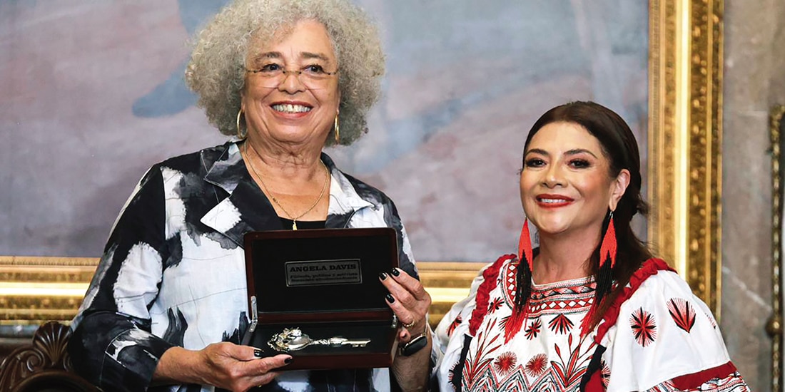 Clara Brugada y Angela Davis (izq.), ayer, en el Palacio del Ayuntamiento.