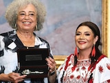 Clara Brugada y Angela Davis (izq.), ayer, en el Palacio del Ayuntamiento.