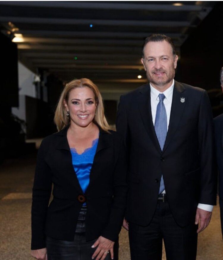 Bibiana Belsasso y el gobernador de Querétaro, Mauricio Kuri, ayer.