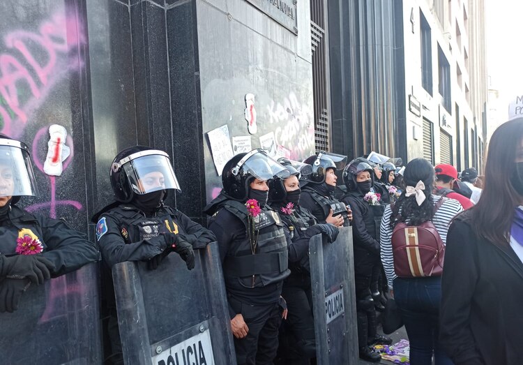 Una integrante de un colectivo de ayuda explica que desde detrás de las vallas, los policías lanzaron gas lacrimógeno a las manifestantes, cuando esto está prohibido