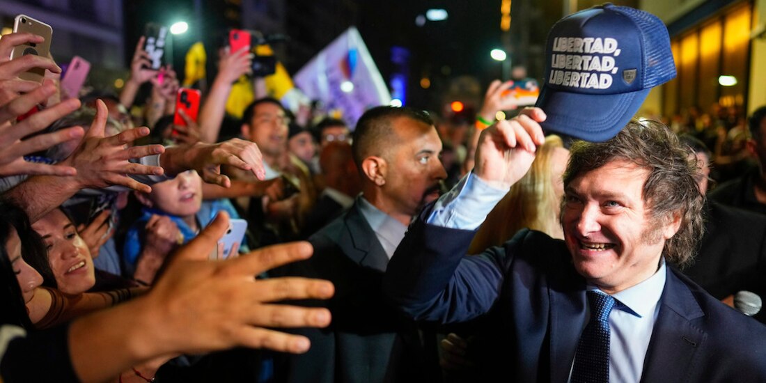 El ultraderechista Javier Milei camina frente a simpatizantes tras la elección el pasado 22 de octubre.