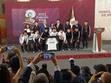 Los jóvenes deportistas y AMLO en Palacio Nacional.