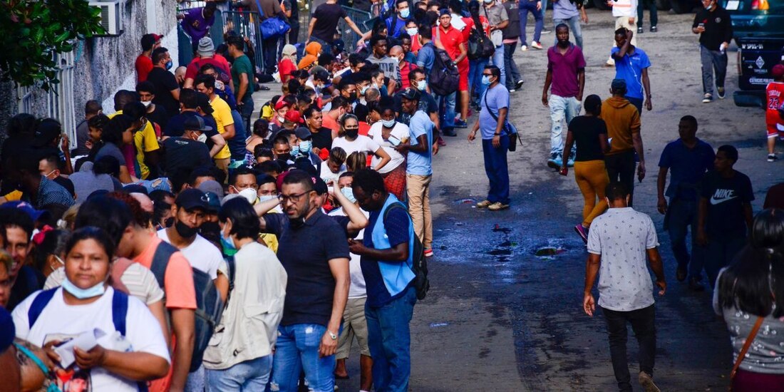 Migrantes hacen filas en las oficinas de la Comar, en Chiapas.