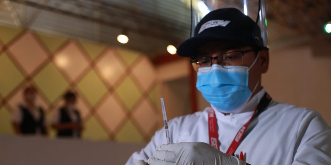 Personal de salud que no pertenece a la primera línea de atención aún no será vacunado porque se requiere terminar la cobertura de los trabajadores en áreas COVID