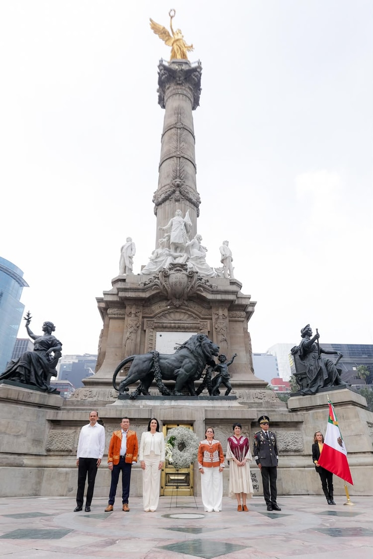 Conmemoración del 197 aniversario de la victoria de Tampico de 1829, en el Ángel de la Independencia.