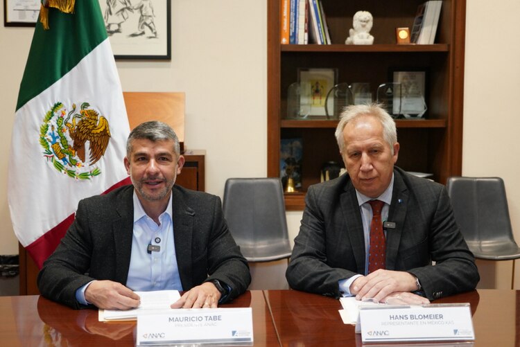 Representantes de la ANAC y KAS firman acuerdo para mejorar la gestión local en México.