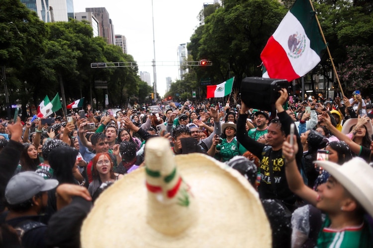 Aficionados en el Ángel de la Independencia, en el contexto del Mundial 2026.