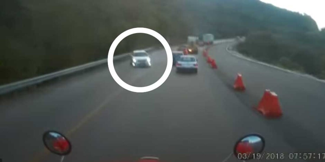 La imagen muestra los instantes previos al impacto que involucró a un automóvil compacto y a un tráiler en la carretera