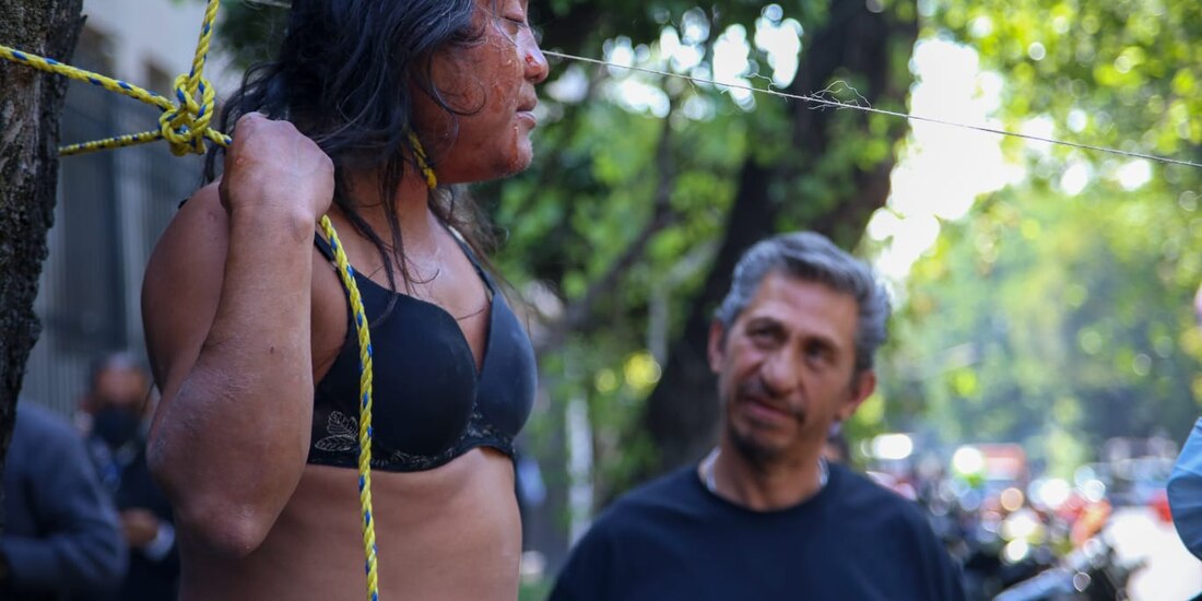 Personal de seguridad la detuvo.