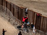 Migrantes intentan cruzar el muro fronterizo de Playas de Tijuana. Continua el cruce ilegal por el muro fronterizo de playas de Tijuana, a la altura del faro, varias personas han cruzado por los huecos de las reparaciones que realiza Estados Unidos en el muro. Entre los migrantes se encontraba un menor de edad de aproximadamente 6 años que cruzo con su familia en dirección a San Diego. Además dos masculinos fueron detenidos por elementos del Ejercito Mexicano en su intento por cruzar los muros