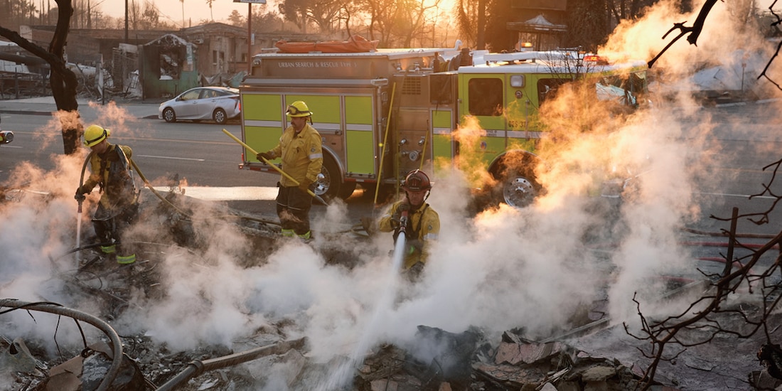 Bomberos extinguen un incendio en una estructura en Eaton, California, ayer.